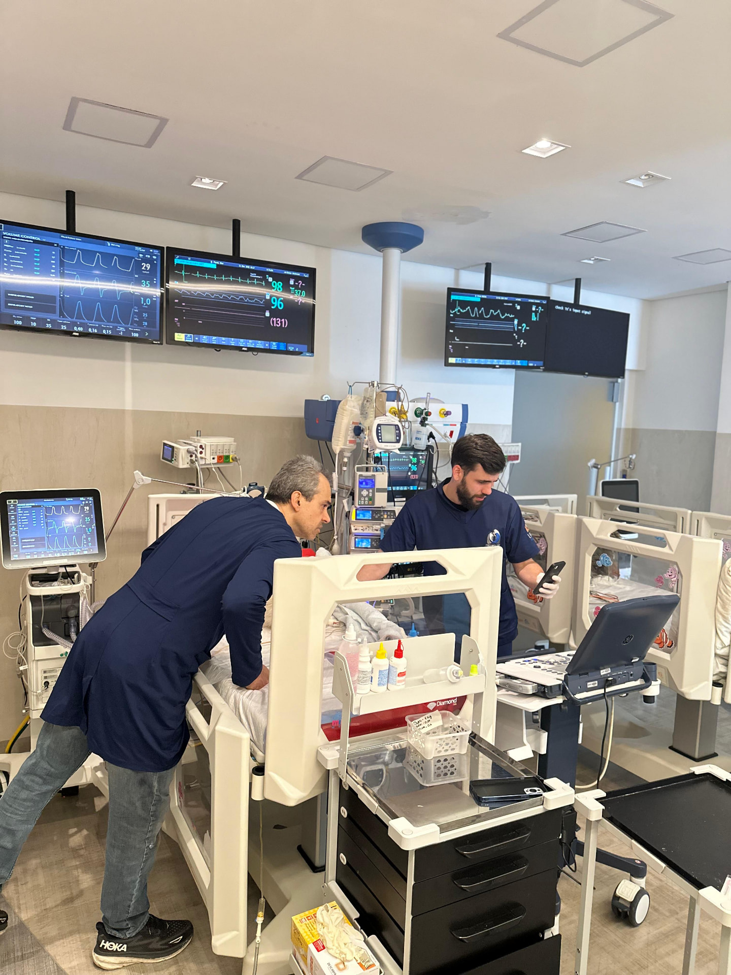 Equipe veterinária acompanhando pacientes internados em UTI com ventilação mecânica